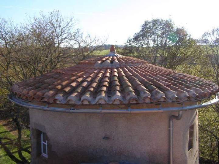 Tuile creuse et chéneaux sur tour