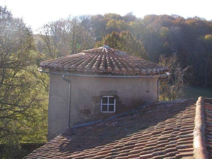 Tuile creuse et chéneaux sur tour